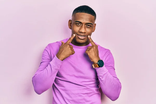 Joven Hombre Negro Vistiendo Suéter Rosa Casual Sonriendo Con Boca —  Fotos de Stock