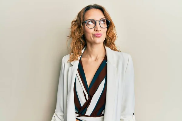 Joven Mujer Caucásica Vistiendo Estilo Negocios Gafas Sonriendo Mirando Lado — Foto de Stock