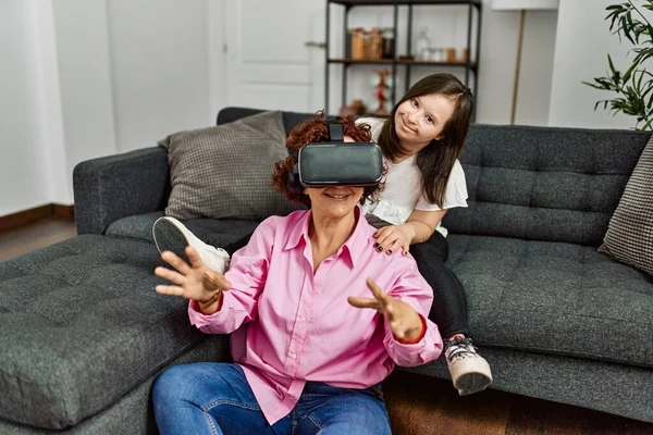 成熟的母亲和下意识的女儿在家里玩虚拟现实电子游戏 — 图库照片