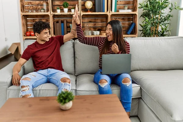 Giovane Coppia Latina Sorridente Felice Utilizzando Computer Portatile Seduto Sul — Foto Stock