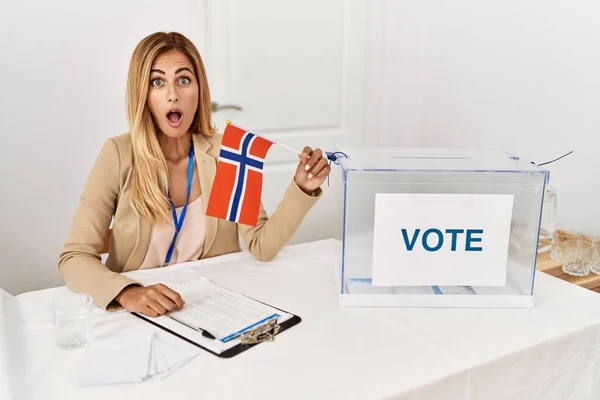 Blondynka Piękna Młoda Kobieta Wyborach Politycznych Trzymając Norweską Flagę Przestraszony — Zdjęcie stockowe