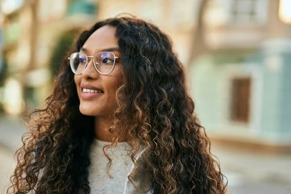 Ung Latinamerikansk Kvinna Ler Lycklig Stående Vid Staden — Stockfoto