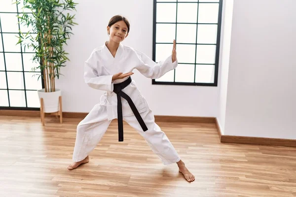 Jovem Hispânica Fazendo Artes Marciais Estúdio Treinamento — Fotografia de Stock