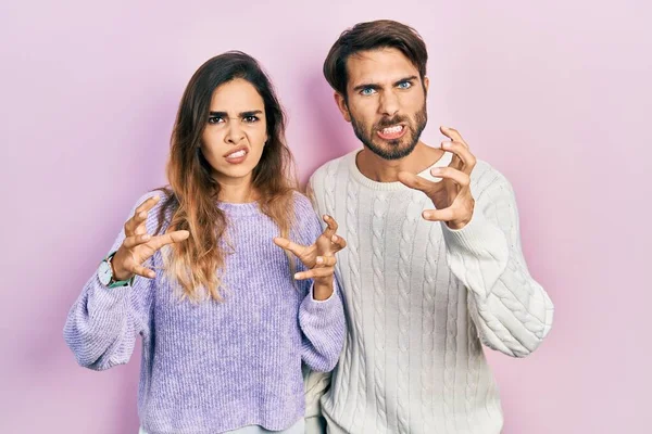 Junges Hispanisches Paar Lässiger Kleidung Schreit Frustriert Vor Wut Hände — Stockfoto