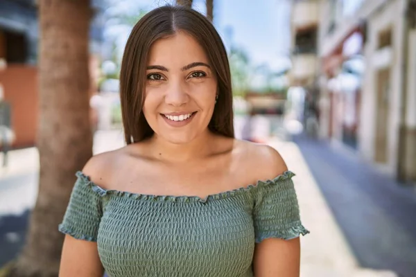若いですヒスパニック系の女の子笑顔幸せな立ち位置で街 — ストック写真