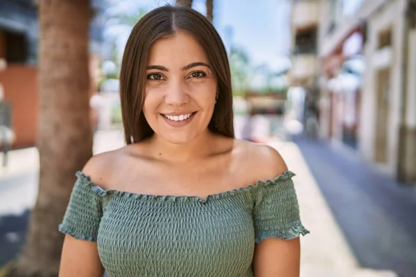 Junges Hispanisches Mädchen Lächelt Glücklich Der Stadt — Stockfoto