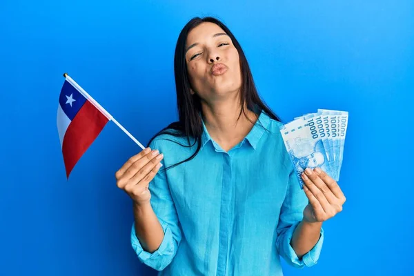 Mladá Latinská Žena Držící Chilskou Vlajku Chilské Pesos Bankovky Dívající — Stock fotografie
