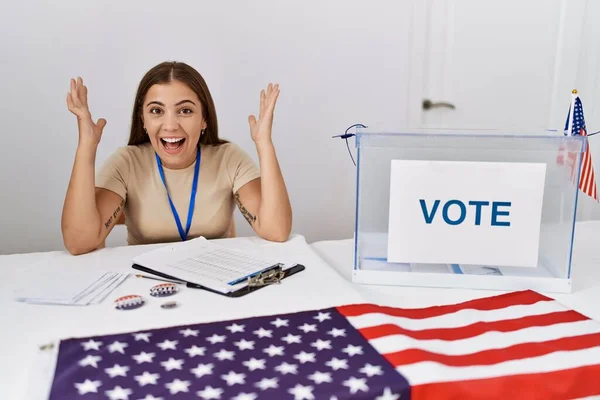 若いですブルネット女性に政治選挙で座っています投票によって祝います勝利とともに幸せな笑顔と勝者式とともに上げ手 — ストック写真