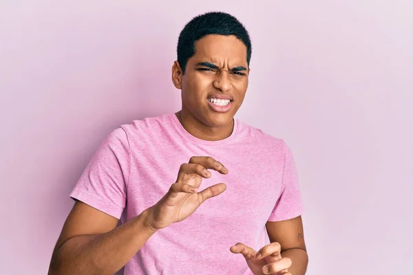 Giovane Uomo Ispanico Bello Indossa Casual Shirt Rosa Espressione Disgustata — Foto Stock