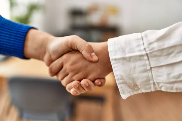 女性の手はオフィスで握手と契約を結ぶ — ストック写真