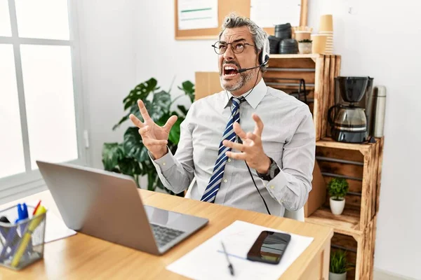 Homme Affaires Hispanique Moyen Age Travaillant Bureau Portant Casque Opérateur — Photo