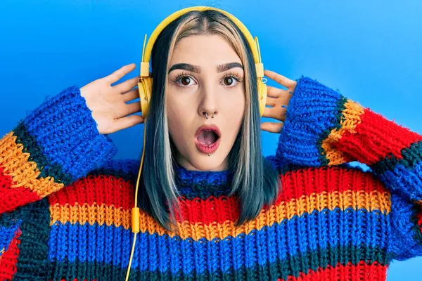 Menina Moderna Ouvindo Música Usando Fones Ouvido Com Medo Chocado — Fotografia de Stock