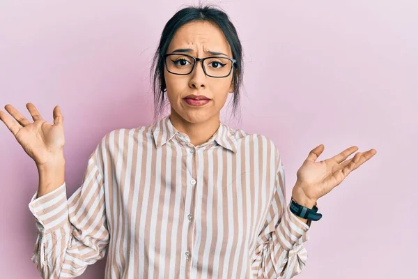 Jong Latijns Amerikaans Meisje Draagt Casual Kleding Een Bril Onwetend — Stockfoto