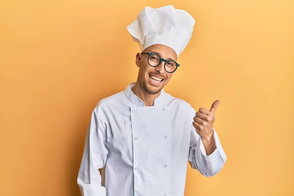 Φαλακρός Άντρας Μούσι Φορώντας Επαγγελματική Στολή Μάγειρα Χαμογελώντας Χαρούμενο Πρόσωπο — Φωτογραφία Αρχείου