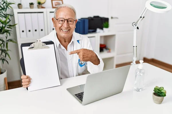 Starší Lékař Muž Drží Schránku Prázdným Prostorem Úsměvem Šťastný Ukazující — Stock fotografie