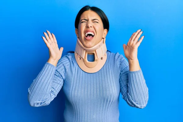Mooie Brunette Vrouw Draagt Cervicale Kraag Vieren Gek Gek Voor — Stockfoto
