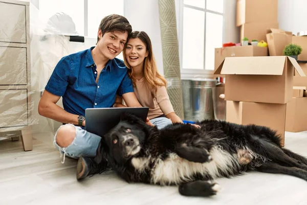 Pasangan Muda Kaukasia Menggunakan Laptop Duduk Lantai Dengan Anjing Rumah — Stok Foto