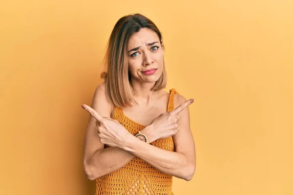 Jeune Femme Blonde Caucasienne Portant Shirt Jaune Décontracté Pointant Des — Photo