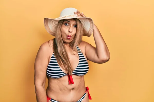 Middle Age Hispanic Woman Wearing Bikini Summer Hat Surprised Hand — Stock Photo, Image