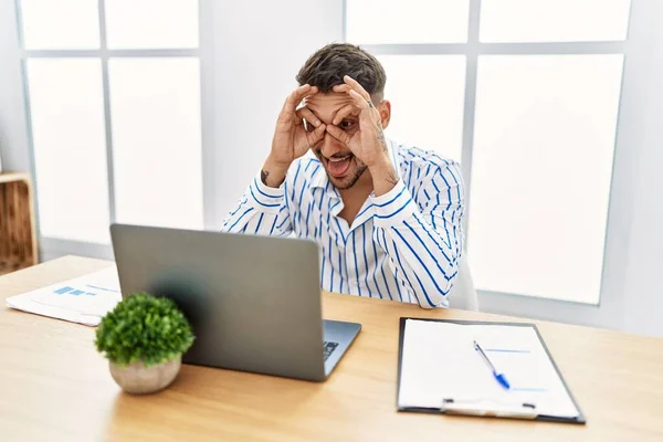 Giovane Bell Uomo Con Barba Che Lavora Ufficio Usando Computer — Foto Stock