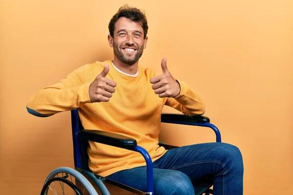 Schöner Mann Mit Bart Sitzt Auf Einem Erfolgsschild Rollstuhl Und — Stockfoto
