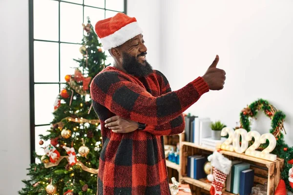 African American Man Wearing Santa Claus Hat Standing Christmas Tree — Photo