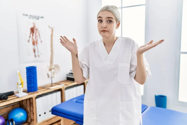 Mulher Branca Jovem Que Trabalha Clínica Recuperação Dor Sem Noção — Fotografia de Stock