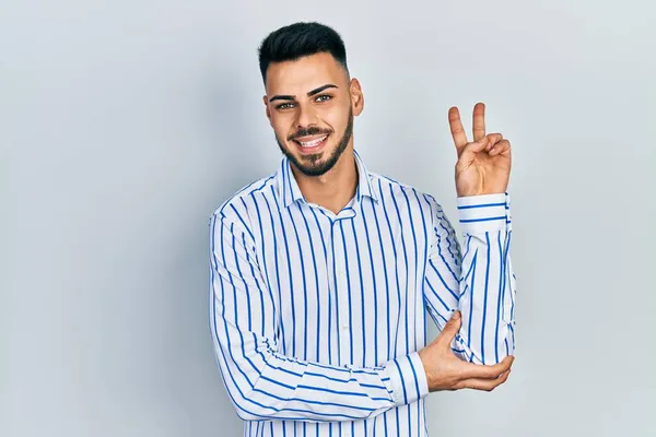 Jovem Hispânico Com Barba Vestindo Camisa Listrada Casual Sorrindo Com — Fotografia de Stock