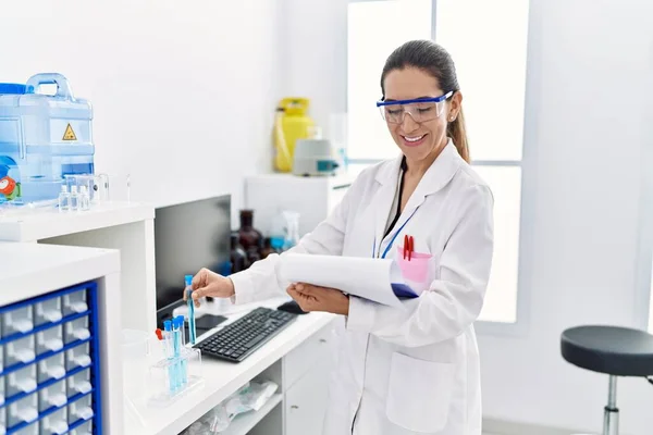 Giovane Donna Ispanica Che Indossa Uniforme Scienziato Tenuta Provetta Laboratorio — Foto Stock