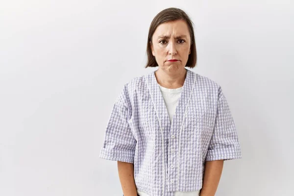 Schöne Hispanische Frau Mittleren Alters Die Vor Isoliertem Hintergrund Steht — Stockfoto