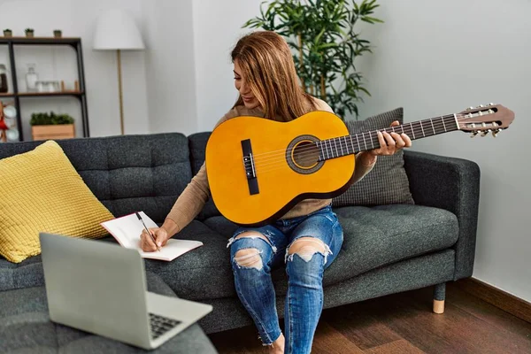 Kaukasische Frau Mittleren Alters Schreibt Liedtexte Hause Auf Dem Sofa — Stockfoto