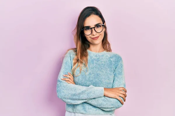 Joven Chica Hispana Vestida Con Ropa Casual Gafas Cara Feliz —  Fotos de Stock