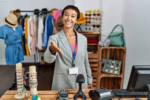 Jonge Spaanse Vrouw Met Kort Haar Werken Als Manager Bij — Stockfoto