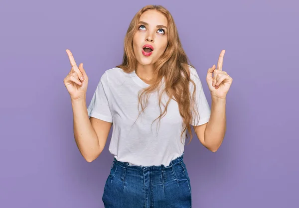 Jovem Caucasiano Menina Vestindo Casual Branco Shirt Espantado Surpreso Olhando — Fotografia de Stock