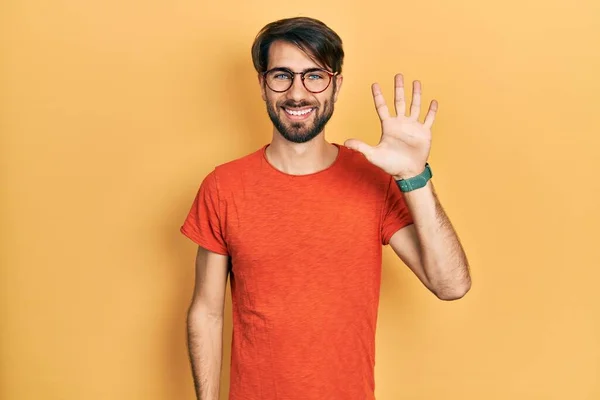 Молодой Латиноамериканец Повседневной Одежде Очках Показывает Показывает Пальцами Номер Пять — стоковое фото