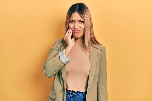 Schöne Hispanische Frau Businessjacke Die Den Mund Mit Schmerzhaftem Gesichtsausdruck — Stockfoto