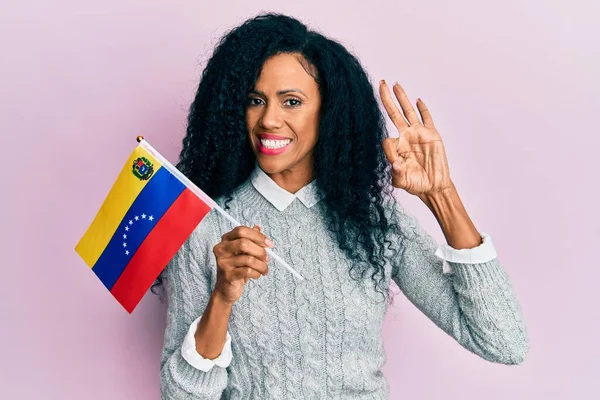 Orta Yaşlı Afro Amerikalı Kadın Venezuela Bayrağı Tutuyor Tamam Işareti — Stok fotoğraf