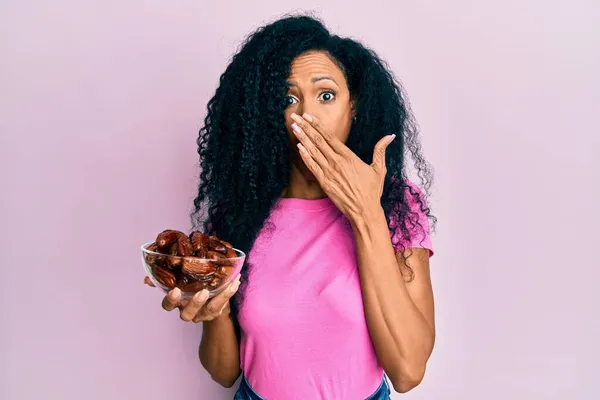 Afro Amerikaanse Vrouw Van Middelbare Leeftijd Die Een Schaal Vasthoudt — Stockfoto