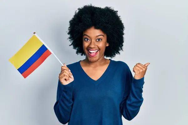 Giovane Donna Afroamericana Che Tiene Bandiera Della Colombia Puntando Pollice — Foto Stock