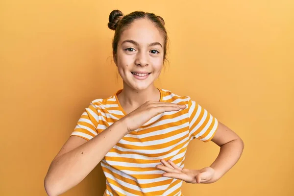 Schöne Brünette Kleine Mädchen Trägt Lässig Gestreiftes Shirt Gestikulierend Mit — Stockfoto