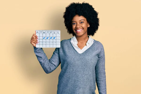 Afro Amerikalı Genç Bir Kadın Seyahat Takvimi Tutuyor Olumlu Mutlu — Stok fotoğraf