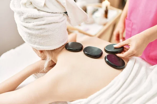 Mulher Reciving Massagem Volta Com Pedras Pretas Centro Beleza — Fotografia de Stock