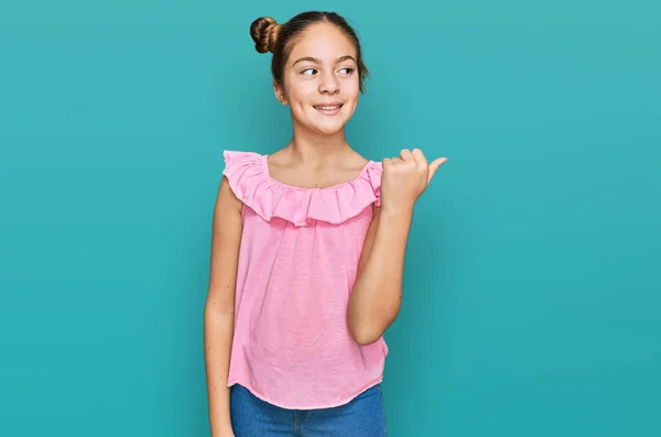 Mooi Brunette Klein Meisje Dragen Zomer Roze Shirt Glimlachen Met — Stockfoto