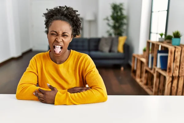 Jovem Afro Americana Vestindo Roupas Casuais Sentada Mesa Casa Colando — Fotografia de Stock