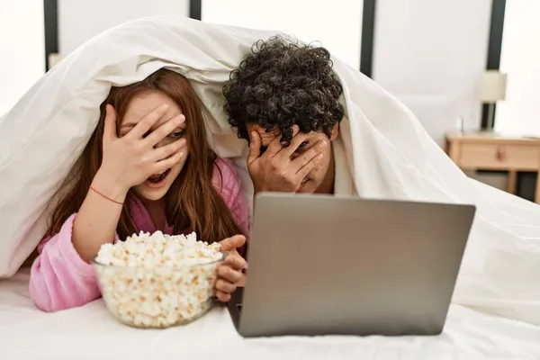 Jovem Casal Assistindo Filme Deitado Cama Quarto — Fotografia de Stock