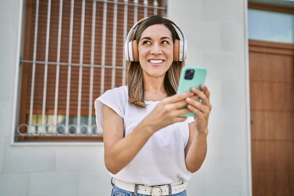 Jovem Hispânica Sorrindo Confiante Usando Smartphone Fones Ouvido Rua — Fotografia de Stock