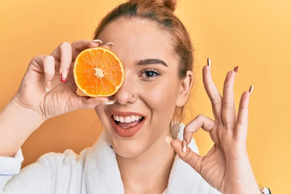 Giovane Donna Bionda Indossa Accappatoio Fresco Arancione Facendo Segno Con — Foto Stock