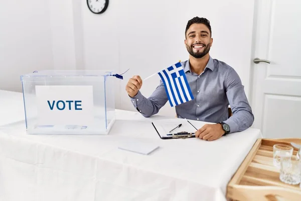 Mladý Pohledný Muž Plnovousem Politické Kampani Volby Drží Řeckou Vlajku — Stock fotografie