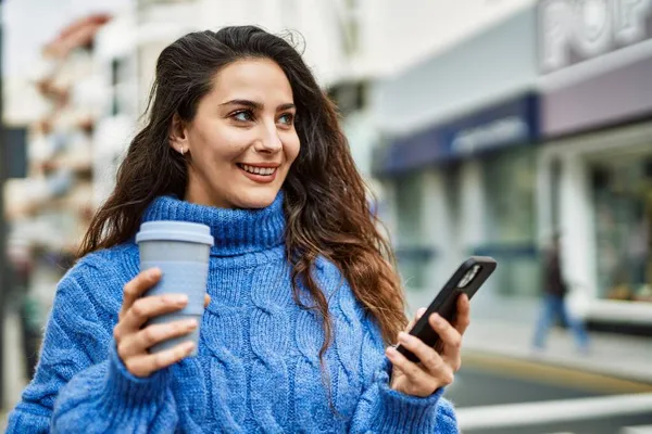 Ung Latinamerikansk Kvinna Använder Smartphone Dricka Kaffe Staden — Stockfoto