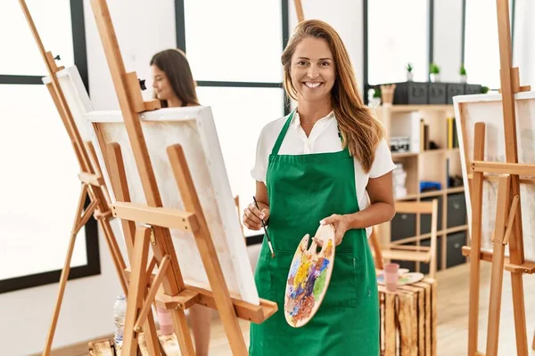 Young Hispanic Middle Age Woman Art Classroom Looking Positive Happy — Stock Photo, Image